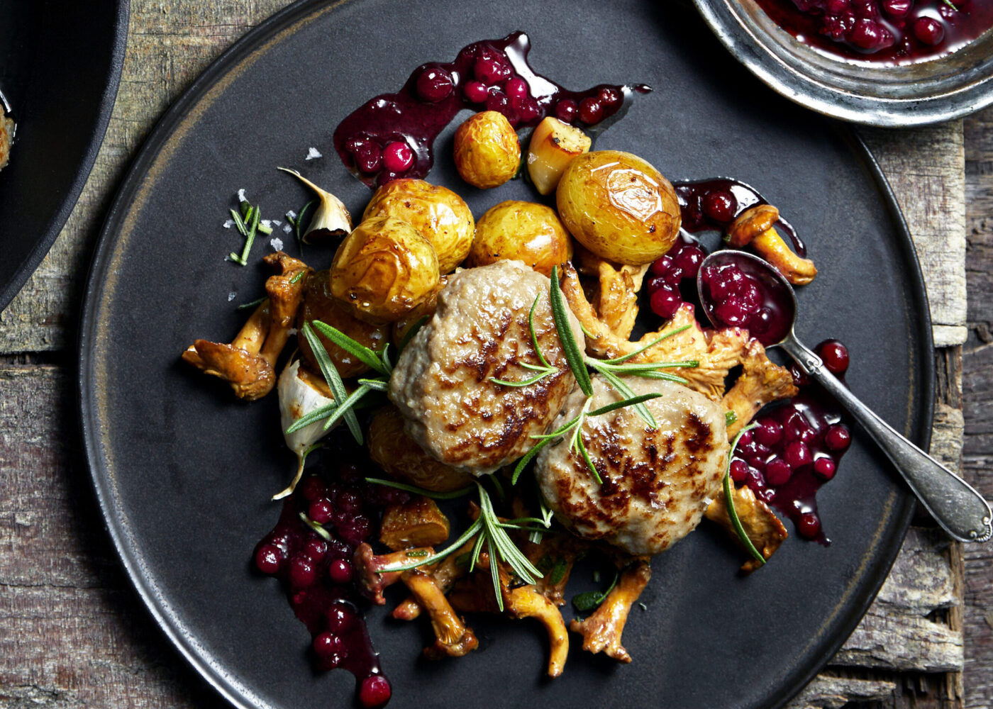 Kjottkaker-med-ovnsbakte-smapoteter-og-kantarellstuing