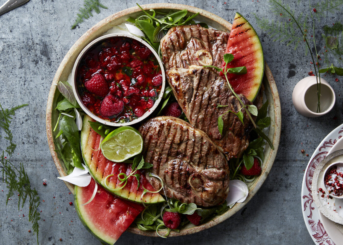 Lammerlar-i-skiver-med-sommersalat-og-bringebarsalsa