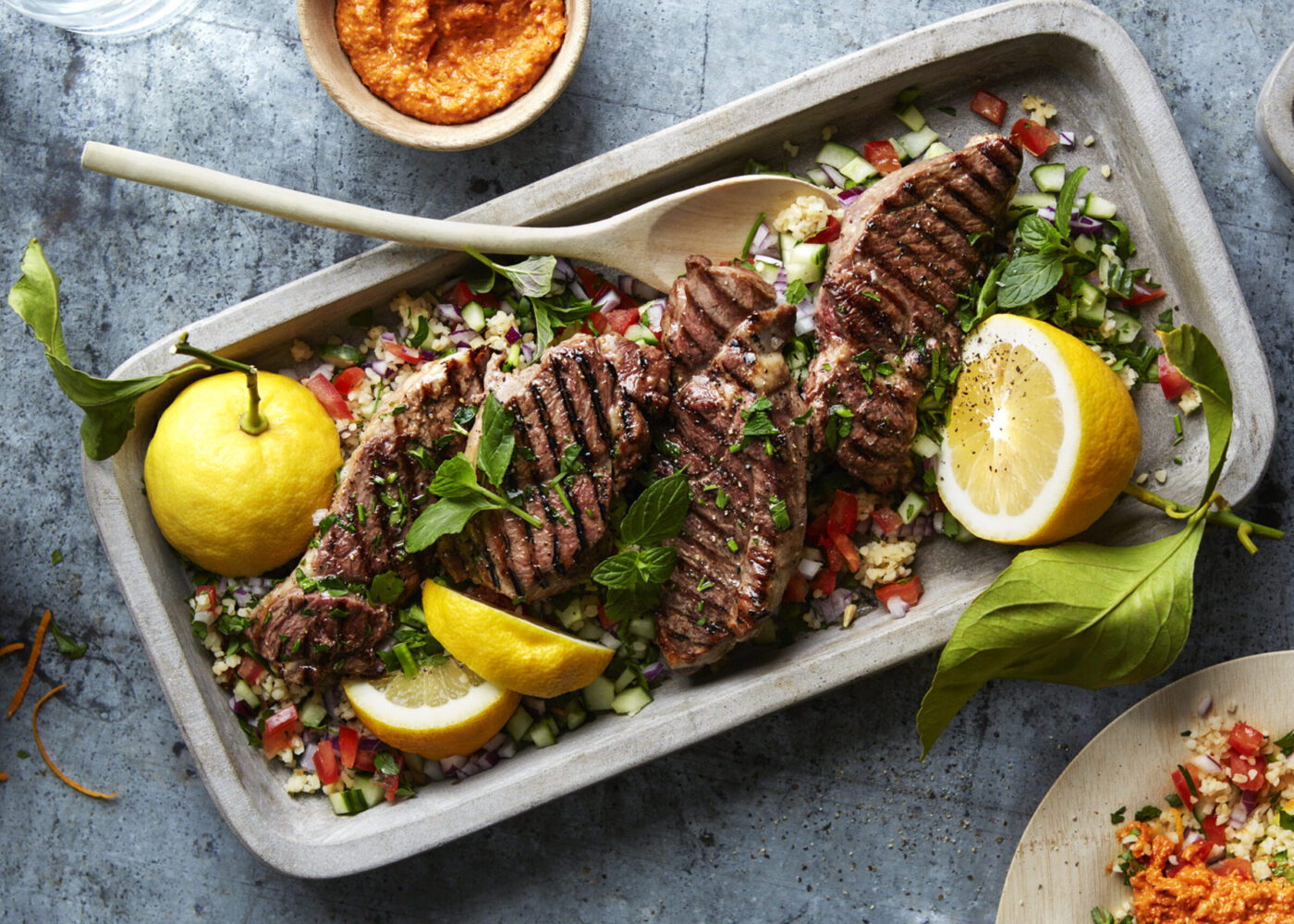 Lammeskiver av bog med tabbouleh