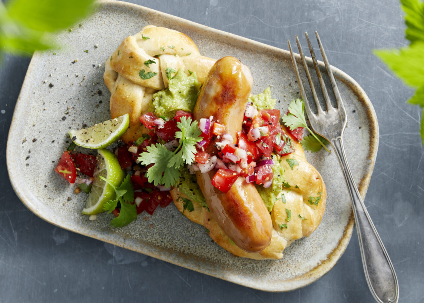 Ostepølser på flettedet pølsebrød med salsa og guacamola