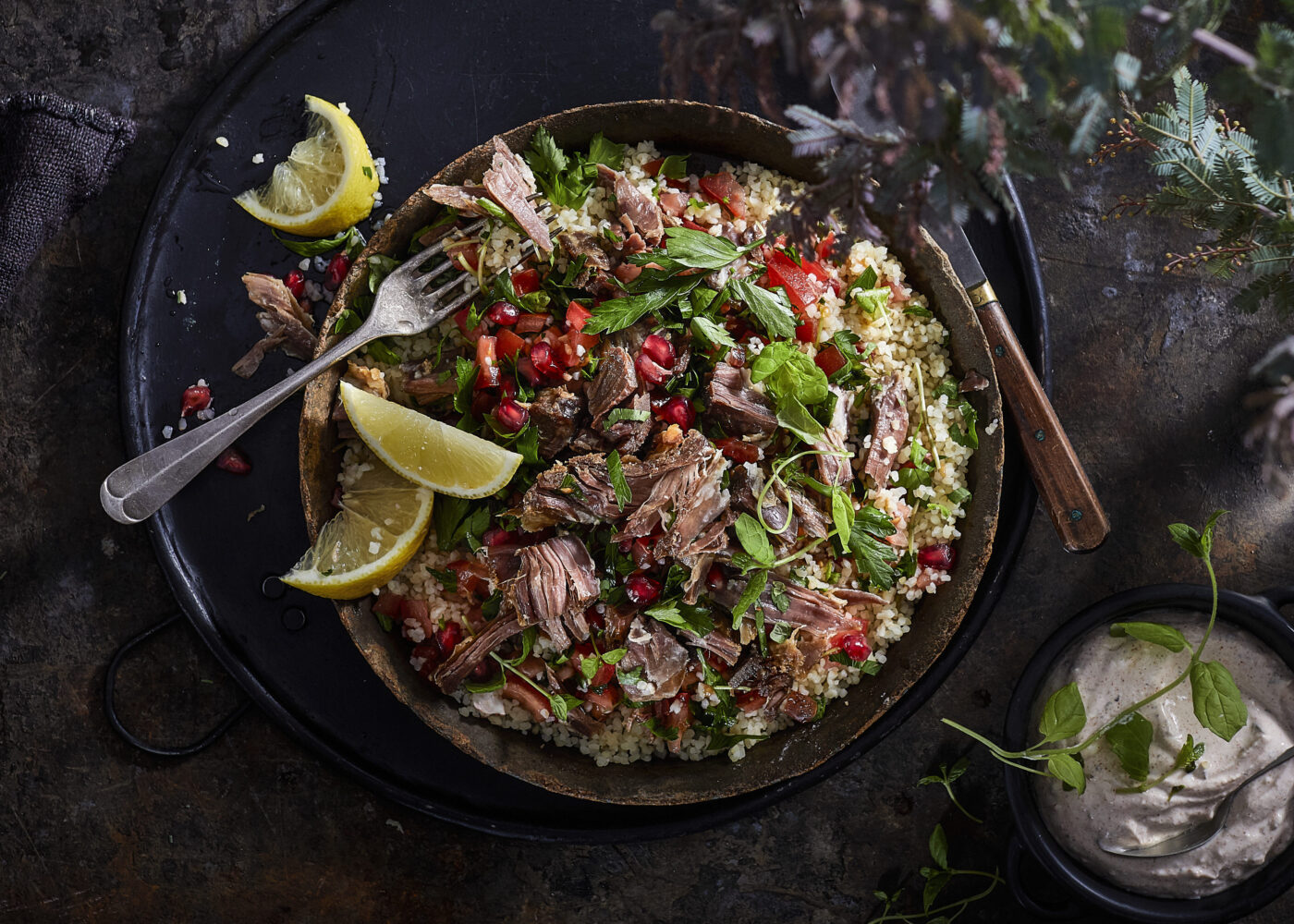 Pinnekjott rester med tabbouleh granateple og yoghurt dressing no025679