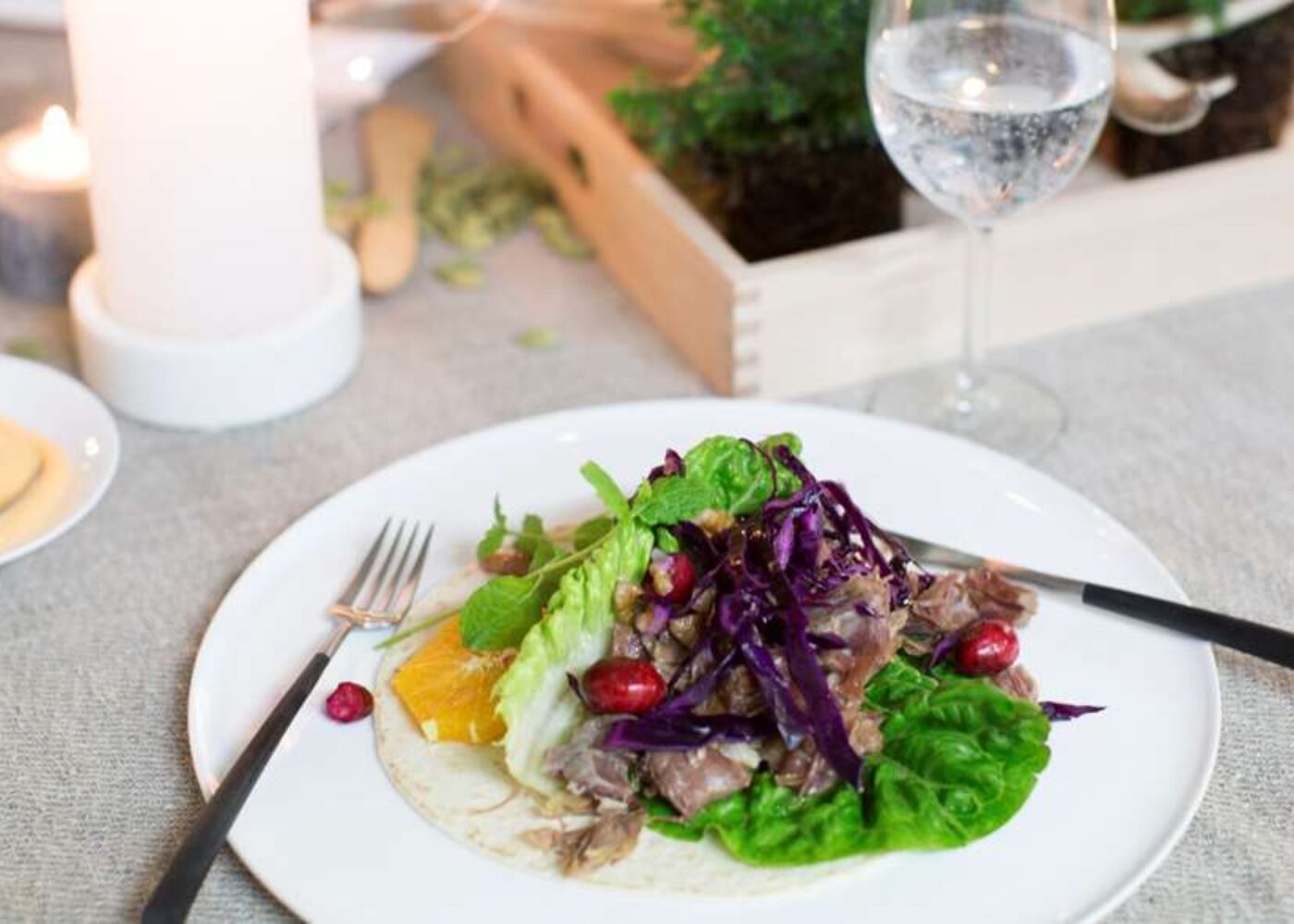 Revet pinnekjott med sotpotet rodkalsalat og aioli