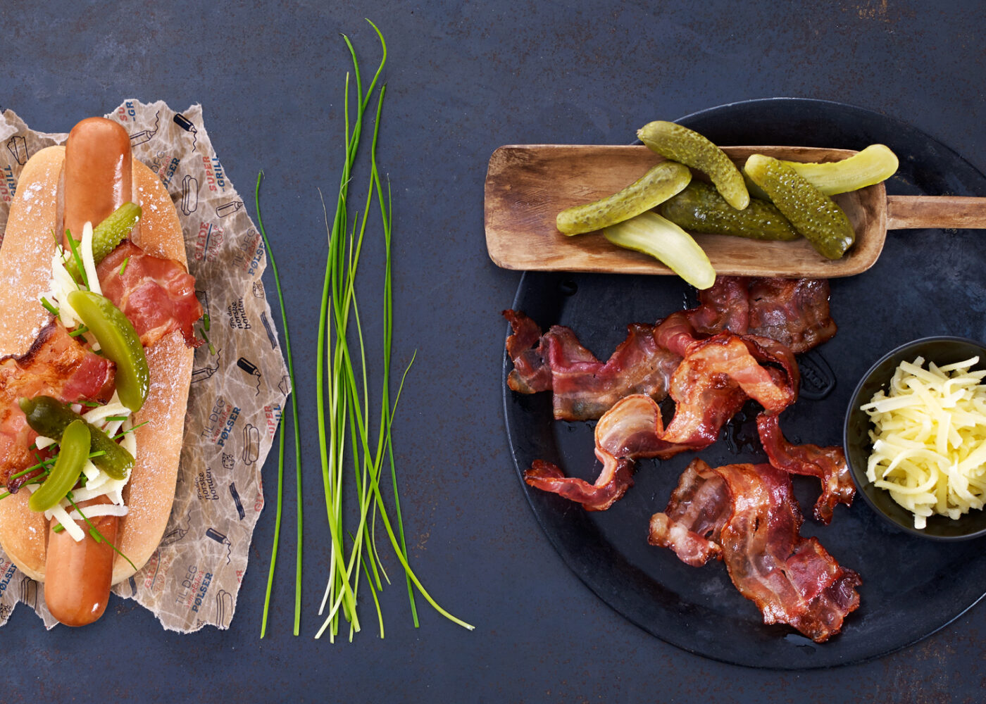 Grillpolse med bacon ost sylteagurk