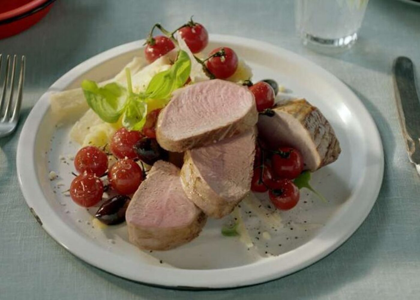 Indrefilet servert med cherrytomater og parmesan