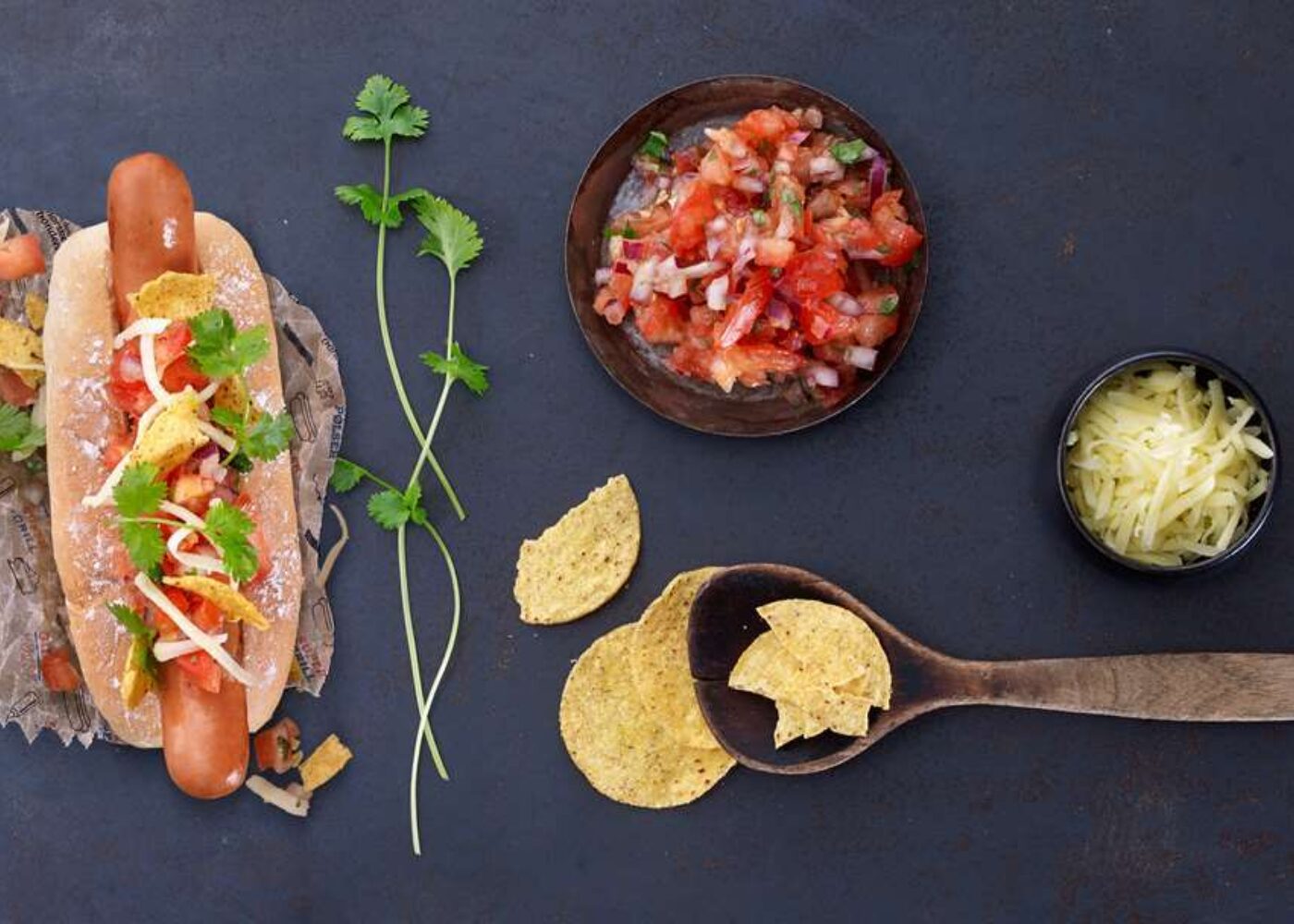 Grillpolser med tomatsalsa og revet ost