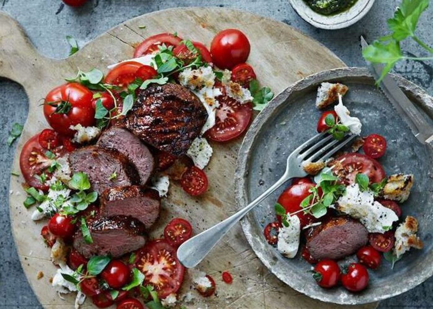 Helgrillet ytrefilet med tomat og mozarellasalt