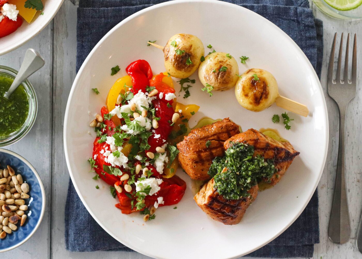 Indrefilet med pistou og lun paprikasalat