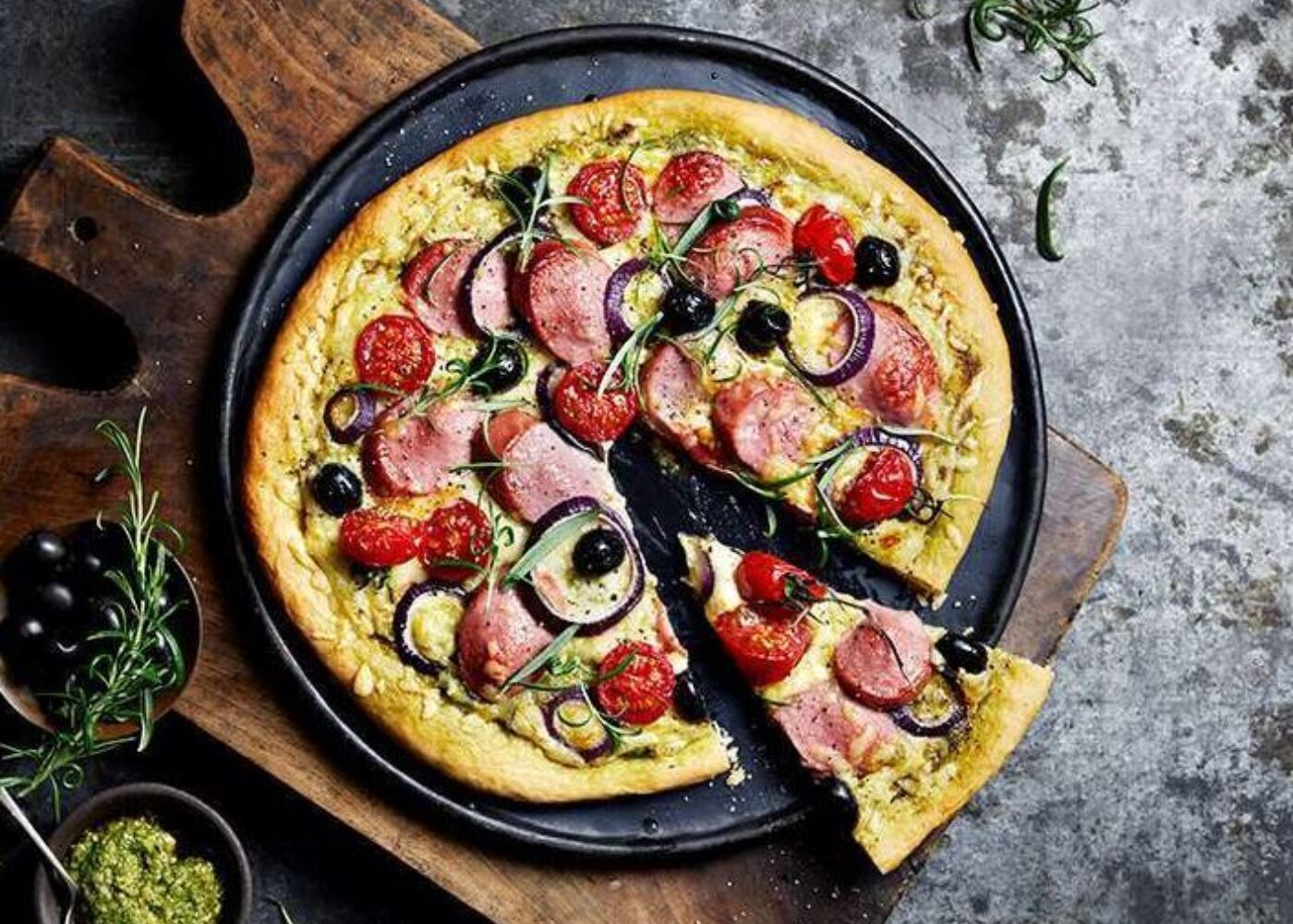 Pizza med pesto, tomater og pølse