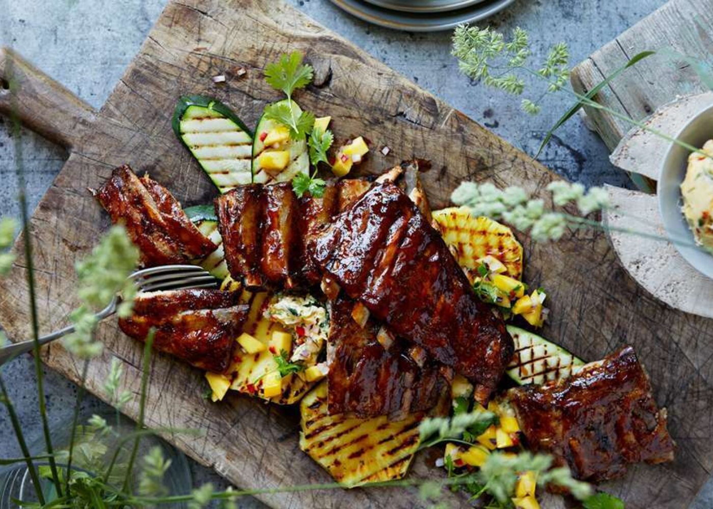 Spareribs med diverse tilbehør
