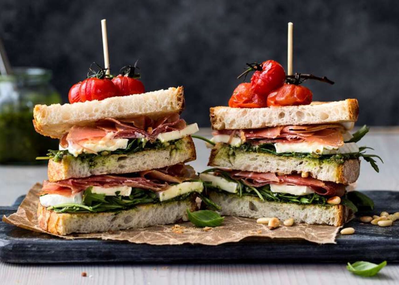 Trippeldekker med spekeskinke, pesto og brie