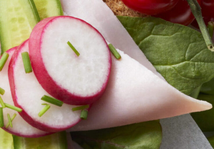 Grovt brod med kokt skinke og salat