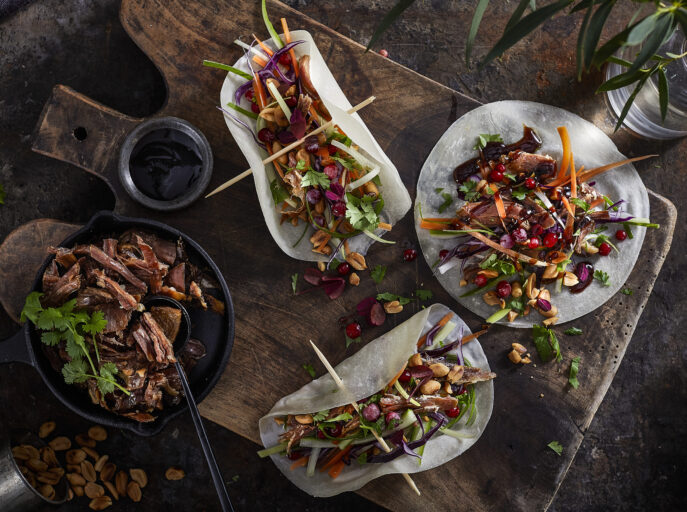 Ovnsgrillet pinnekjott crispy lamb med spro gronnsaker i pannekaker no025681