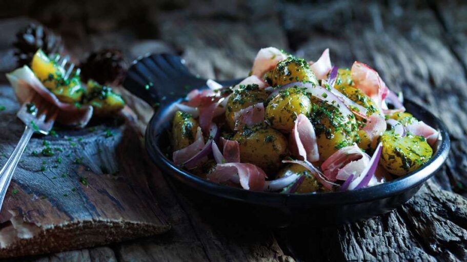 Potetesalat med spekeskinke, eple og ramsløk