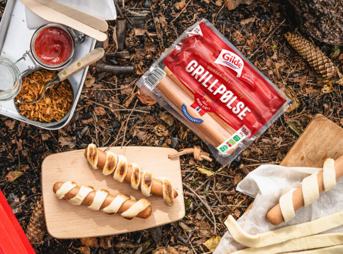 Grillpølse surret i pizzadeig