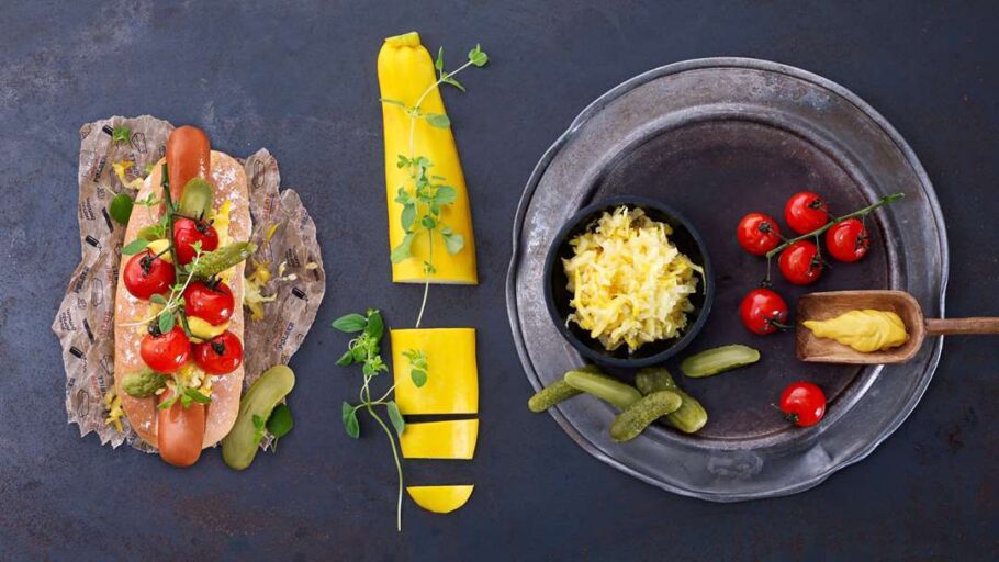 Polse med sylteagurk amerikansk sennep og tomat